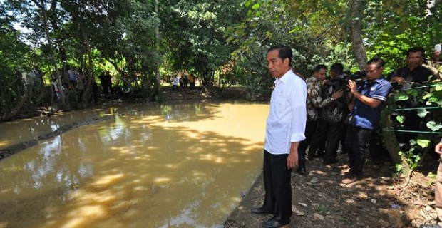 Presiden Joko Widodo meninjau proyek pembanguan bendungan Raknamo di Kabupaten Kupang. Investasi pemerintah pusat di NTT terus menggeliat. (Foto: Metritvnews.com)