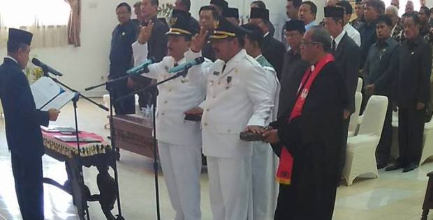 Gubernur NTT Frans Lebu Raya melantik pejabat sementara Bupati Manggarai Barat dan Sumba Timur, Kupang (31/8/2015)/Foto : Gusti Brewon,Facebook