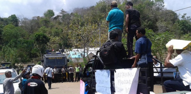 Wartawan di Manggarai Barat berunjuk rasa mengencam sikap KPUD setemapt yang tak transparan, Senin (31/8/2015)