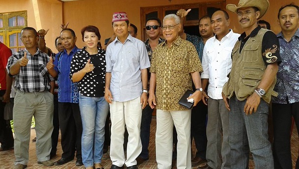 Gaspar Parang Ehok berpose bersama Gusti Dula dan juru kampanye usai acara penguatan jurkam pasangan Gusti-Maria di Labuan Bajo, Selasa (15/9/2015)