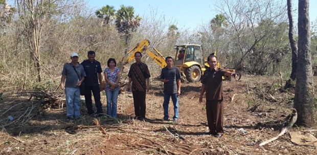Kepala Dinas PPO Manggarai Barat, Marten Magol berada di lokasi pembangunan SLB Negeri di Labuan Bajo, Manggarai Barat. 