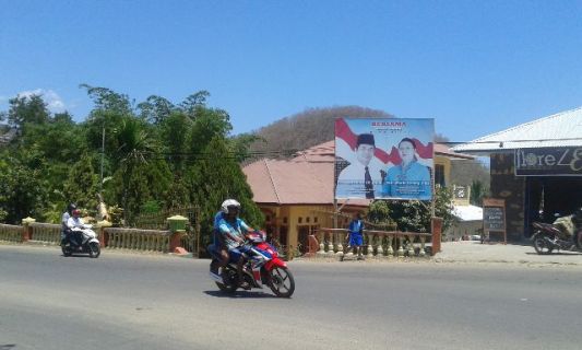 Baliho salah satu pasangan calon pilkada Mabar di depan rumah Ovan Adu (atap merah).