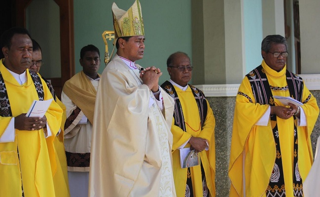 Mgr Sensi, disampingi sejumlah imam saat memimpin perayaaan tahbisan. (Foto: Facebook Umberto Verbita)