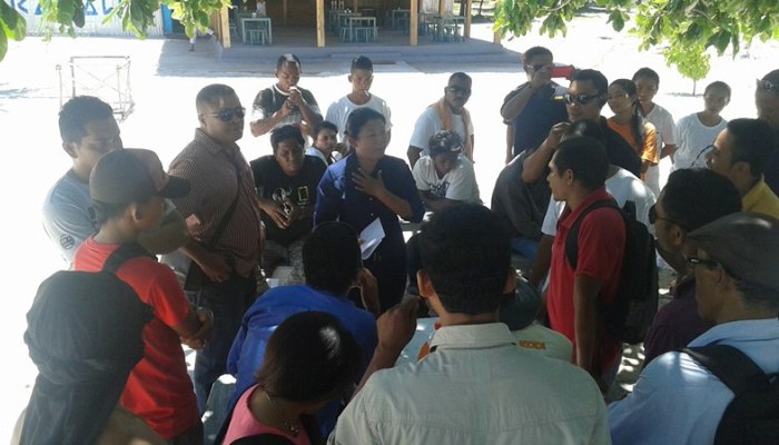 Anggota rombongan berdebat dengan Yunita, perwakilan dari PT Kanawas Island Resort. (Foto: Ferdinand Ambo/Floresa)