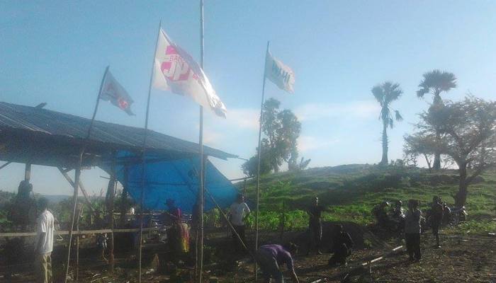 Bendera beberapa organisasi yang mendampingi warga dikibarkan di lahan sengketa. (Foto: dok. Walhi NTT)
