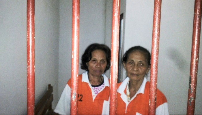 Dua lansia yang juga menjadi terdakwa, kini ditahan di Pengadilan Negeri Atambua.