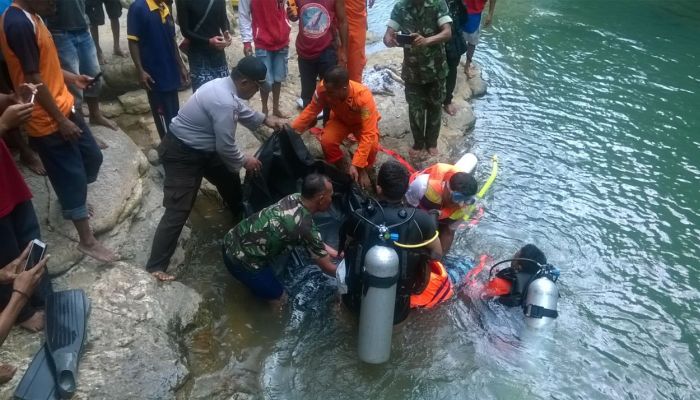 Proses evakuasi para wisatawan yang hilang di lokasi wisata air terjun Cunca Wulang, Manggarai Barat, Minggu, 17 April 2016. (Foto: dok Tim SAR)