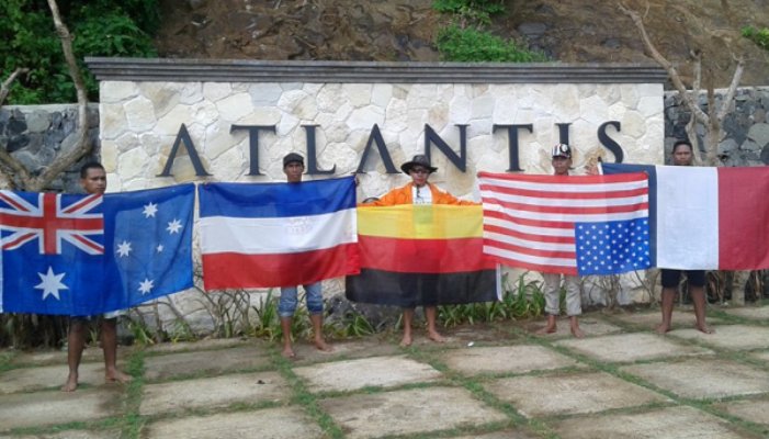 Warga Kabupaten Manggarai Barat yang tergabung dalam Kelompok Peduli Pariwisata memegang lima bendera yang mereka turunkan paksa pada Sabtu 2 Apri 2016. Bendera-bendera ini sebelumnya dipasang di dekat Restoran Atlantis, Wae Cecu, Labuan Bajo. (Foto: Ferdinand Ambo/Floresa)