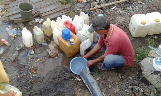 Dengan sink bekas warga menampung air ke ember sebelum dimasukan ke jerigen (Foto: Ferdinand Ambo/Floresa)