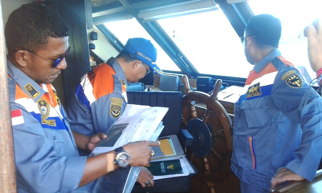 Tim patroli Syahbandar Labuan Bajo mengecek kelengkapan dokumen sebuah kapal pesiar (Foto: Ferdinand Ambo/Floresa)