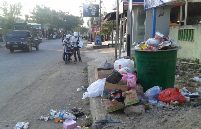Tumpukan sampah di salah satu ruas jalan di kota Labuan Bajo. (Foto: Ferdinand Ambo/Floresa)