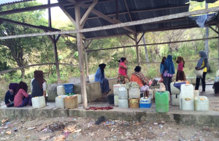 Warga di Kampung Rinca sedang antri menimba air. Ketersediaan air bersih masih menjadi masalah pelik di daerah ini. (Foto: Gregorius Afioma/Floresa)