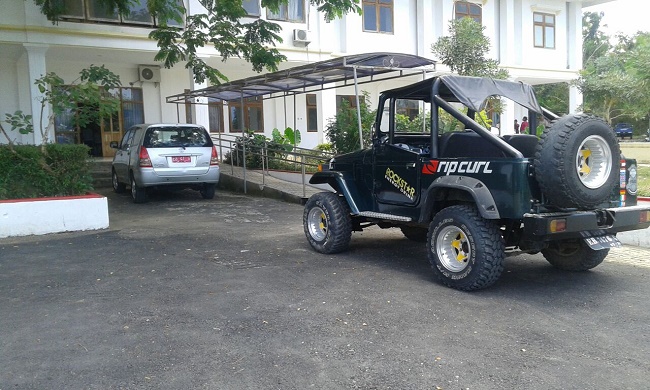 Sebuah mobil diduga milik tim sukses bupati dan wakil bupati sedang diparkir di halaman kantor BKD Manggarai Barat Kamis 6 Oktober 2016 (Foto: Ferdinand Ambo/Floresa)