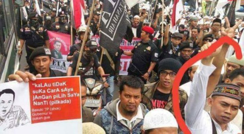  Mohammad Jonaidi  (kanan) berada di antara umat Muslim yang ikut aksi unjuk rasa di Jakarta pada Jumat, 14 Oktober 2016. Pilihannya mengenaka topi adat Manggarai dalam aksi tersebut memicu perdebatan di kalangan orang Manggarai. (Foto: Facebook)