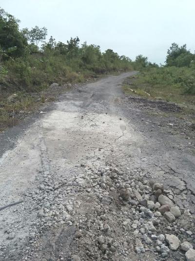 Salah satu titik kerusakan di jalur Jengok-Lehong di Manggarai Timur (Foto: Ronald Tarsan/Floresa)