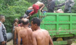 Orang-orang yang diduga pelaku pembuhunah di Mbehal-Boleng, Manggarai Barat saat diringkus polisi