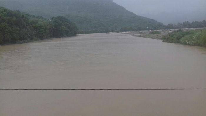Hujan deras menyebabkan debit Wae Pesi di Reo meningkat (Foto: Ronald Tarsan/Floresa)